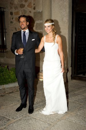 El vestido ha sido realizado en tul de seda natural con aplicaciones de vainicas, simulando los plisados de las faldas que se llevaban en aquella época. Para darle un toque más de moda, la diseñadora ha añadido bordados tipo joya al tono del traje que Alba también lo ha llevado como tocado.