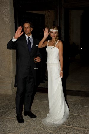 El vestido ha sido realizado en tul de seda natural con aplicaciones de vainicas, simulando los plisados de las faldas que se llevaban en aquella época. Para darle un toque más de moda, la diseñadora ha añadido bordados tipo joya al tono del traje que Alba también lo ha llevado como tocado.