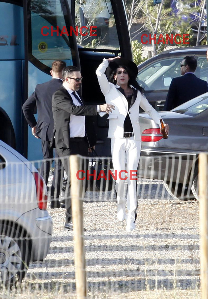 Mario Vaquerizo saluda a las cámaras