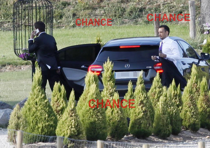 Alejandro Amenábar y David Blanco bajando del coche nupcial