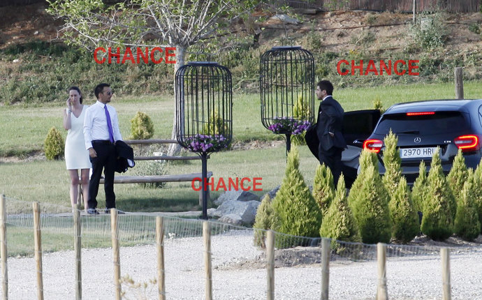 Alejandro Amenábar y David Blanco bajando del coche nupcial