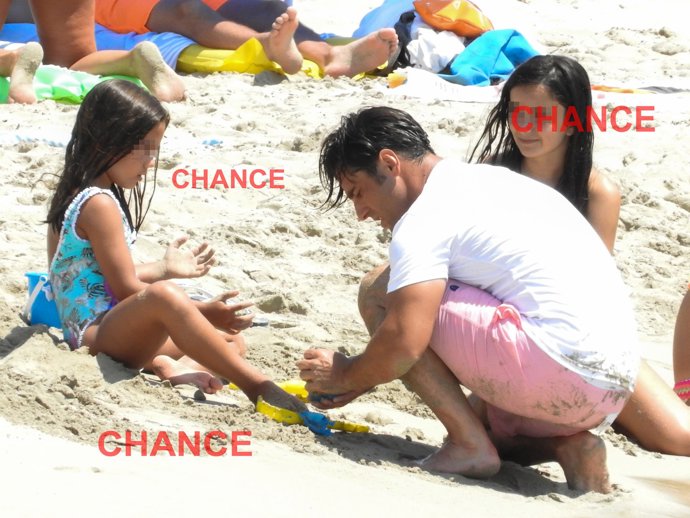 David Bustamante jugando con su hija Daniella en la playa