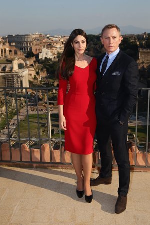 Monica Bellucci posando ante el foro romano junto a Daniell Graig