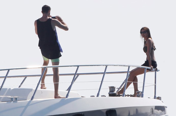 Helen Lindes posando para su marido Rudy Fernandez en Ibiza