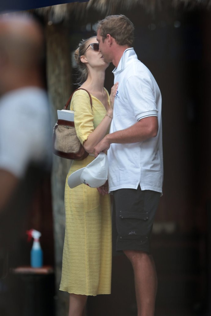 Pierre Casiraghi y Beatrice Borromeo besándose