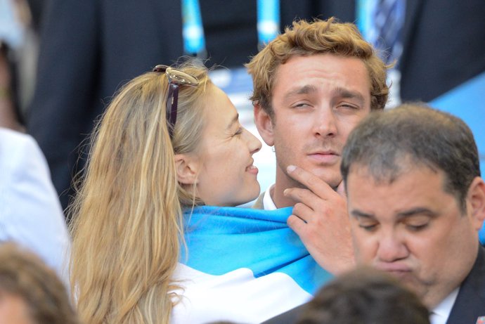 Beatrice Borromeo abraza a Pierre Casiraghi