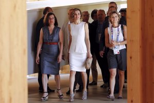 Letizia repite look y color, el blanco, en su viaje a Milán