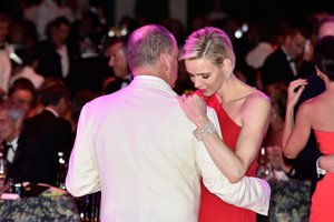 El Baile de la Cruz Roja, el break para los príncipes Alberto y Charlene de Mónaco