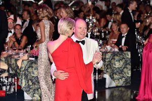 El Baile de la Cruz Roja, el break para los príncipes Alberto y Charlene de Mónaco