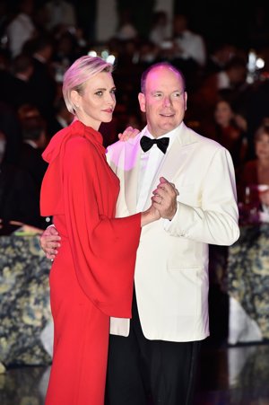 El Baile de la Cruz Roja, el break para los príncipes Alberto y Charlene de Mónaco