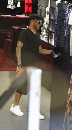 Dani Alves se deja seducir por una jornada de shopping en Madrid
