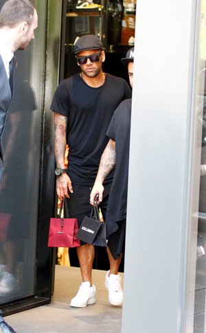 Dani Alves se deja seducir por una jornada de shopping en Madrid