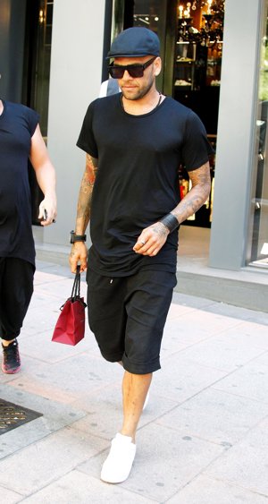 Dani Alves se deja seducir por una jornada de shopping en Madrid