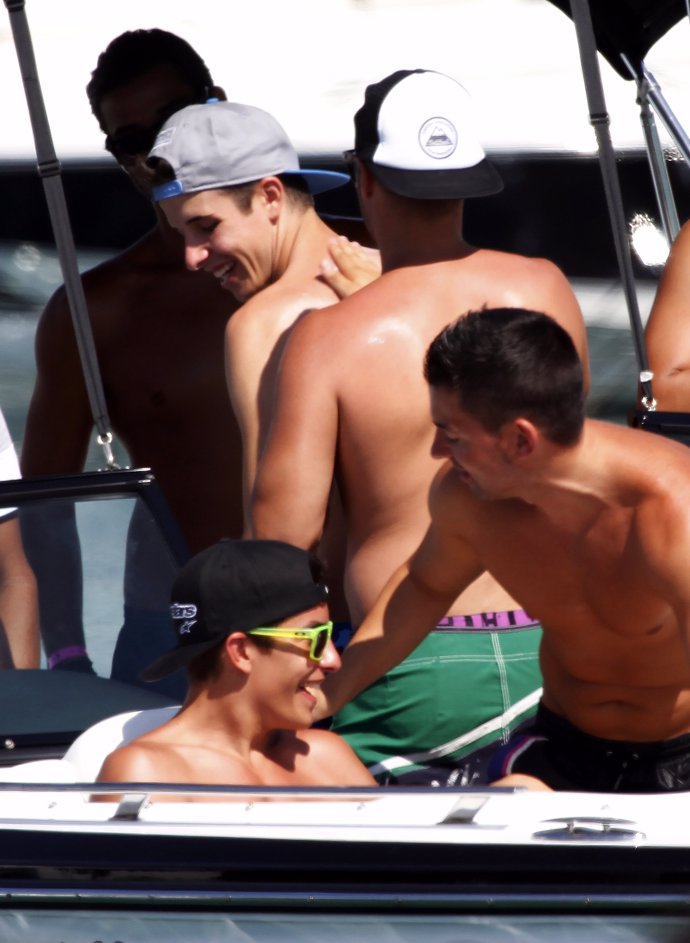 Los hermanos Márquez, Marc y Álex, dejan las motos y se divierten en un barco con amigos en Ibiza, donde se dan hasta crema entre risas