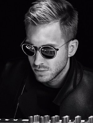 Calvin Harris, hot para Armani... ¡Qué envidia nos das Taylor Swift!