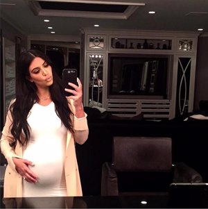 Kim Kardashian fotografía su barriga de embarazada