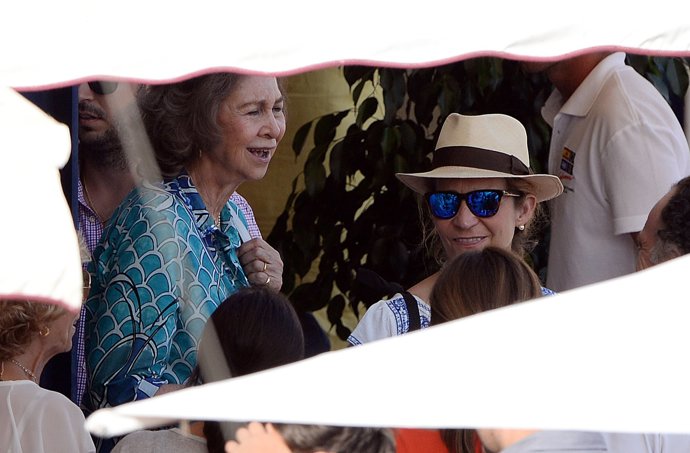 Sofía con la Infanta Elena