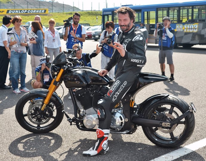 Keanu Reeves se deja fotografíar sobre la moto