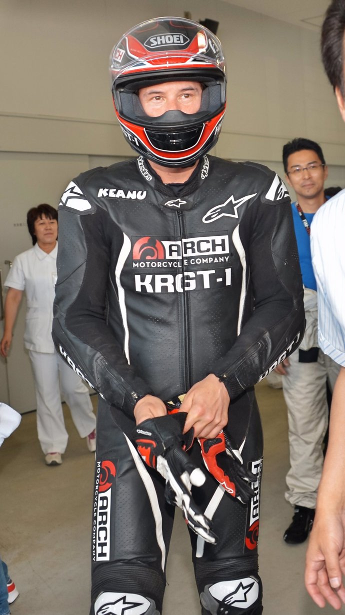 Keanu Reeves se enfunda los guantes para pilotar la moto