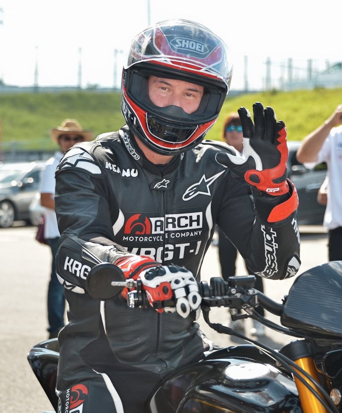 Keanu Reeves con el casco y sobre la moto