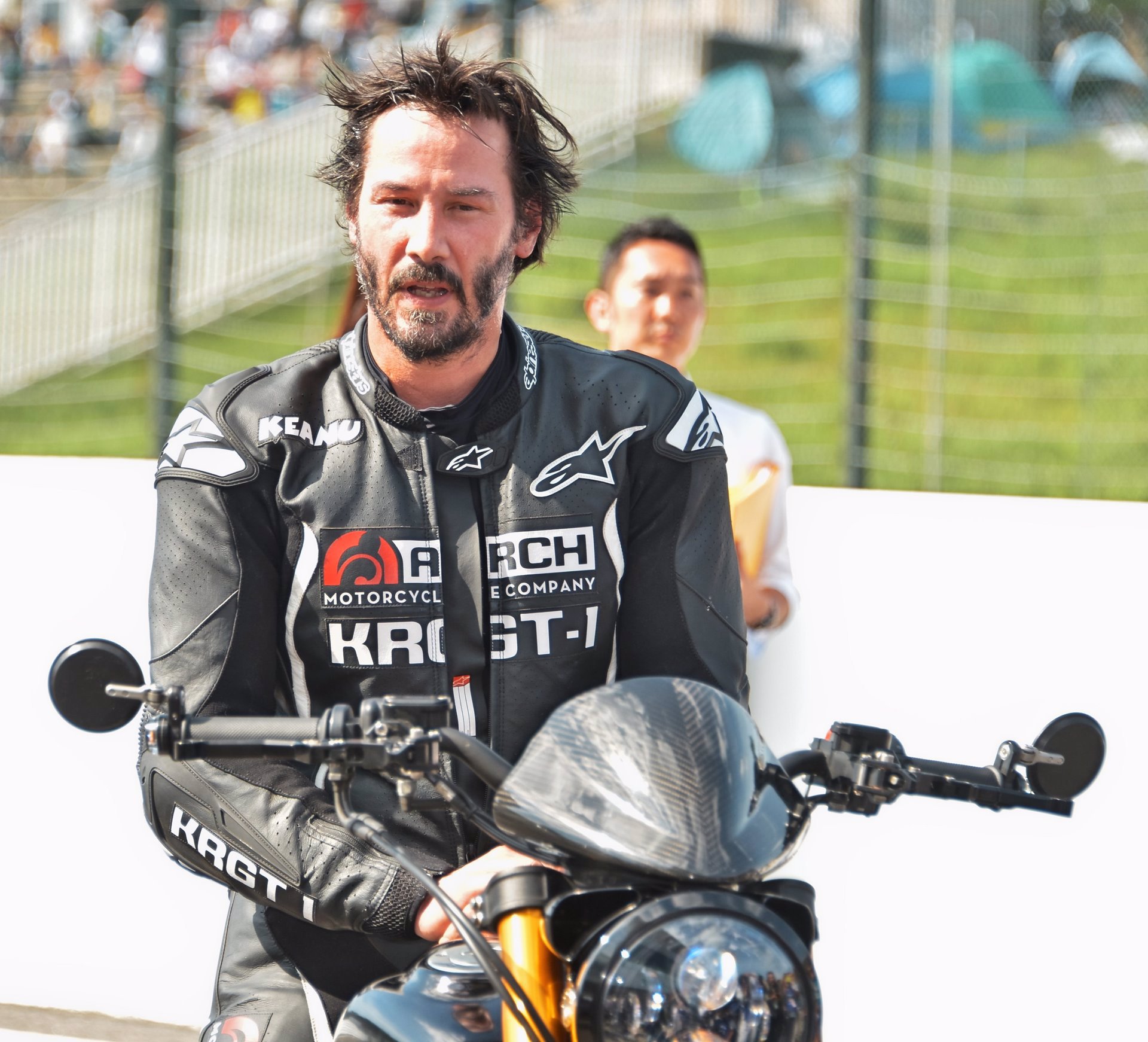 Keanu Reeves sobre la motocicleta tras el pilotaje