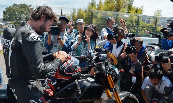 Keanu Reeves muestra su pasión motera a los fans