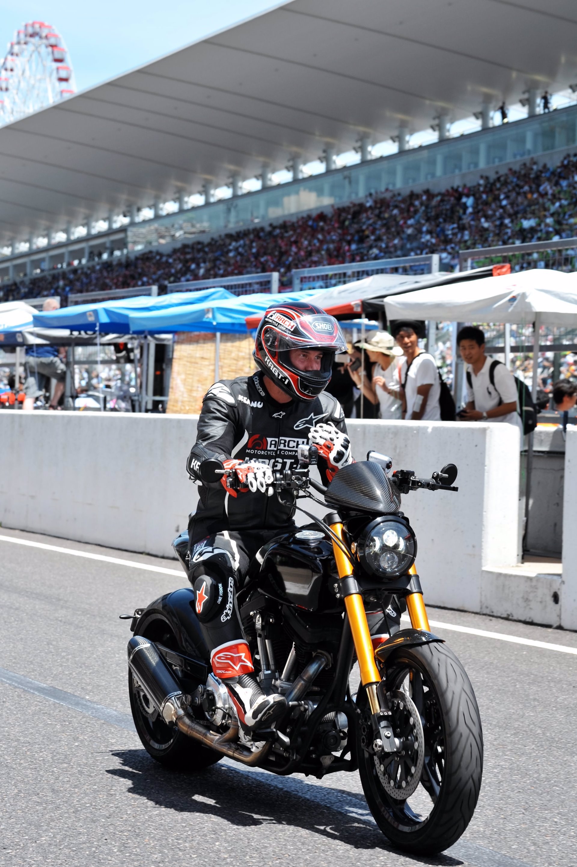 Keanu Reeves circulando con su moto en el circuito de Suzuka