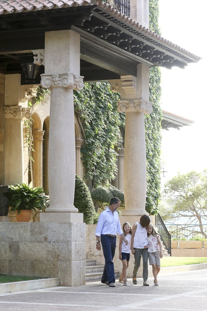 La familia Real pasea por Marivent