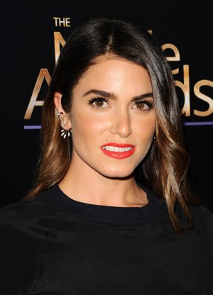 Nikki Reed luciendo una variada combinación de pendientes con un toque muy rockero