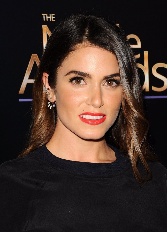 Nikki Reed, esposa de Ian Somerhalder, con una combinación de pendietes punk