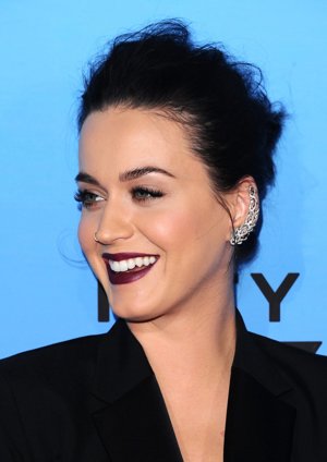 Katy Perry con un pendiente ear cuff