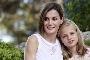 La Reina Letizia en el posado de verano junto a sus hijas y a Felipe VI.