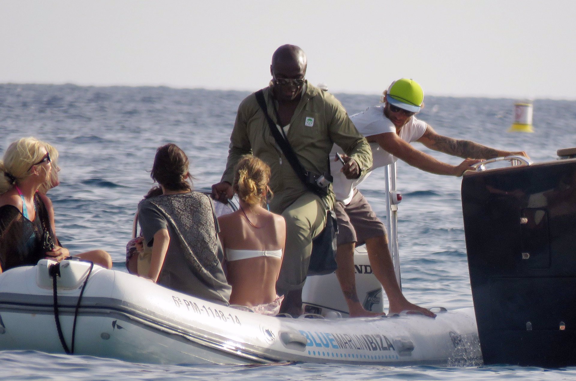 Seal en Ibiza con un mono militar