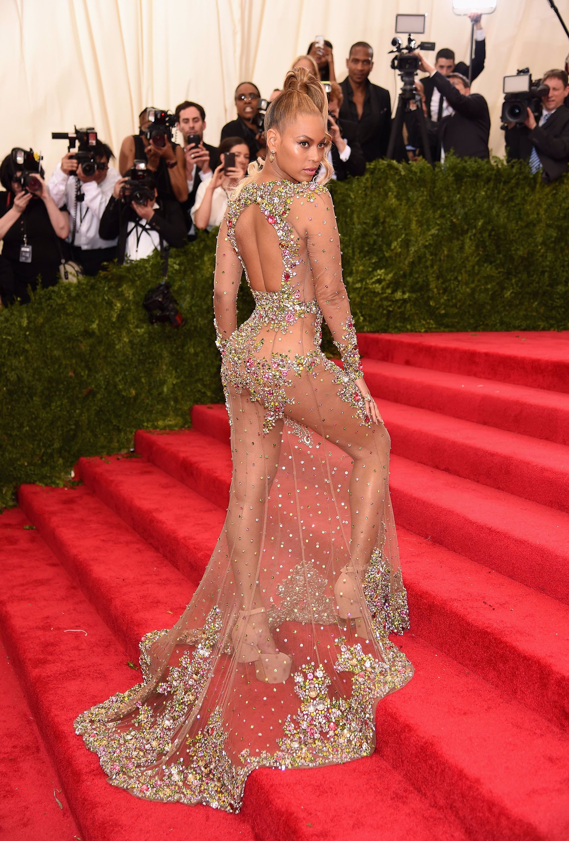 Beyoncé en la alfombra roja con vestido de transparencias