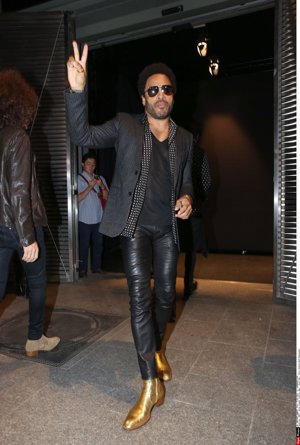 Lenny Kravitz embutido en sus pantalones de cuero muy similares a los del concierto donde tuvo el percance