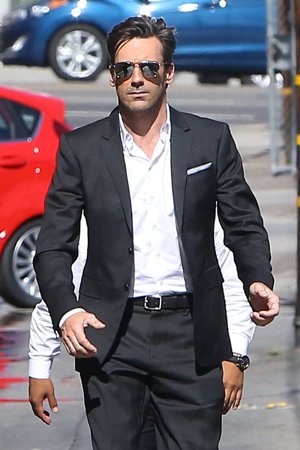 Jon Hamm, por lo visto, incomodó a sus compañeros de reparto por ir sin ropa interior. En esta foto poco se aprecia o muy colocado lleva todo