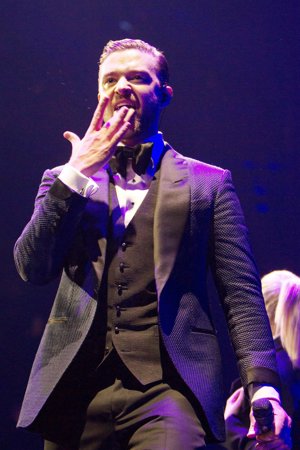 Justin Timberlake, también es de lo que algunos días se sube al escenario por lo menos sin calzoncillos. En un concierto llevaba un traje gris donde se revelaba todo su interior