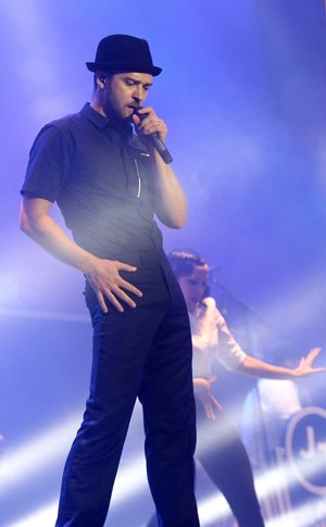 Aunque aquí, no se refleja nada Justin Timberlake como Lenny Kravitz también ha actuado sin calzoncillos, aunque a él en lugar de rompérsele el pantalón solo se le marcaba todo. Tampoco es de extrañar después del numerito con la hermana de Michael Jackson