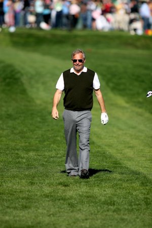 Kevin Costner también ha dado que hablar en alguna ocasión por marcar demasiado como aquí mientras jugaba al golf
