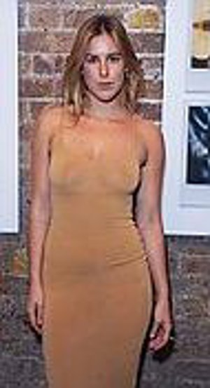 Scout Willis es de las que defiende el braless y en esta fotos queda claro que también el pantless