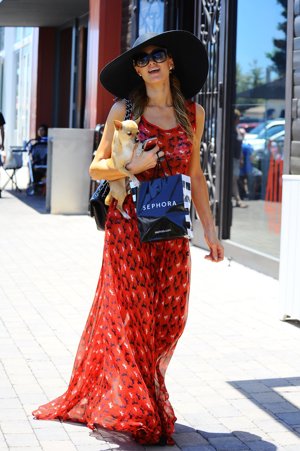 Otra que es de ir sin bragas y sobre todo sin sujetador por la vida es la inconfundible Paris Hilton.... En algunos eventos el no llevar lencería ha sido más que evidente