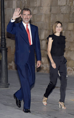 Los Reyes saludan en la recepción de La Almudaina