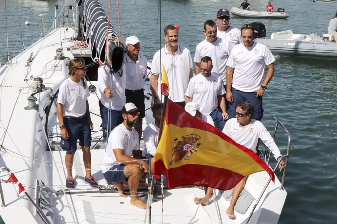 REY FELIPE VI CON SU EQUIPO DE REGATA