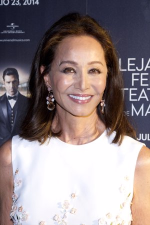 Isabel Preysler lució pendientes Coolook Anubis en el concierto de Alejandro Fernández