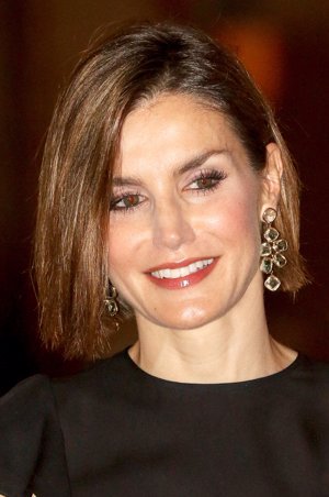 Reina Letizia con los pendientes hydra de Coolook: Pendientes articulados de plata cubiertos de oro champán y piedras naturales de cuarzo rutilado talladas a mano de forma irregular, 271 €