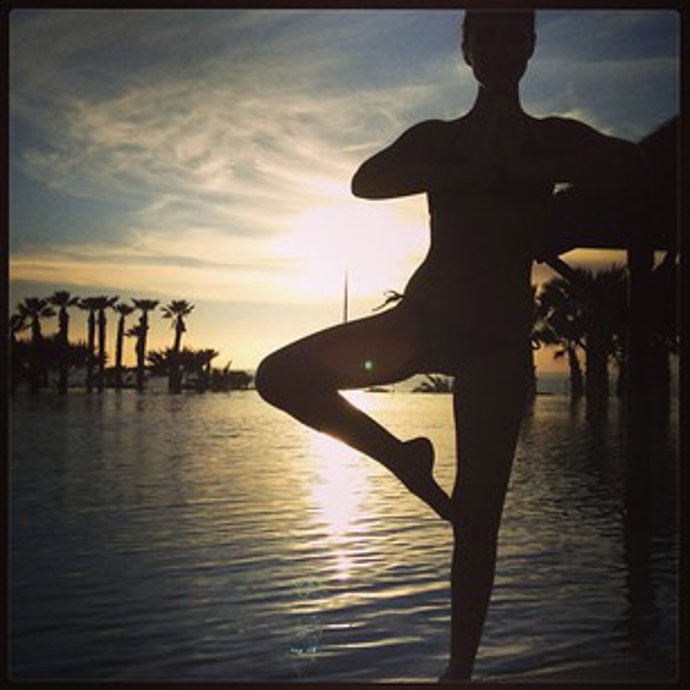 Paula Echevarría haciendo yoga