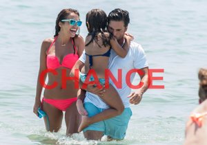 Foto familiar de Paula con David Bustamante y Daniella en las playas de Ibiza, en uno de sus primeros días de vacaciones