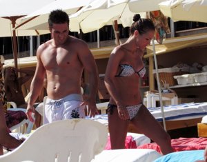 Cazamos a la pareja buscando sitio para tomar el sol en la playa