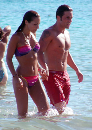 Otra foto de las vacaciones de Paula y David en la playa, luciendo tipazo los dos