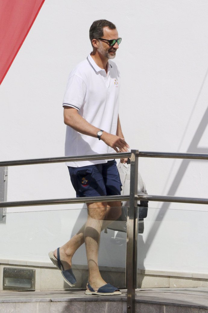 REY FELIPE VI CON GAFAS DE SOL